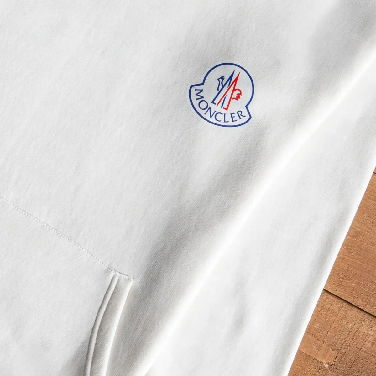 هودي Moncler رجالي أوفر سايز بخامة ميلتون قطن 100% وبطانة إسفنجية، تصميم مودرن وشيك