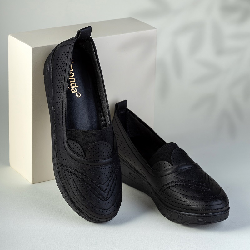 حذاء طبي نسائي بكعب من Rimonda Shoes – جلد نوبيك مطرز يدويًا
