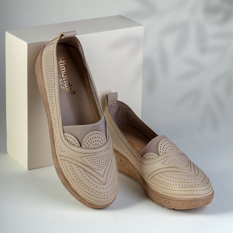 حذاء طبي نسائي بكعب من Rimonda Shoes – جلد نوبيك مطرز يدويًا