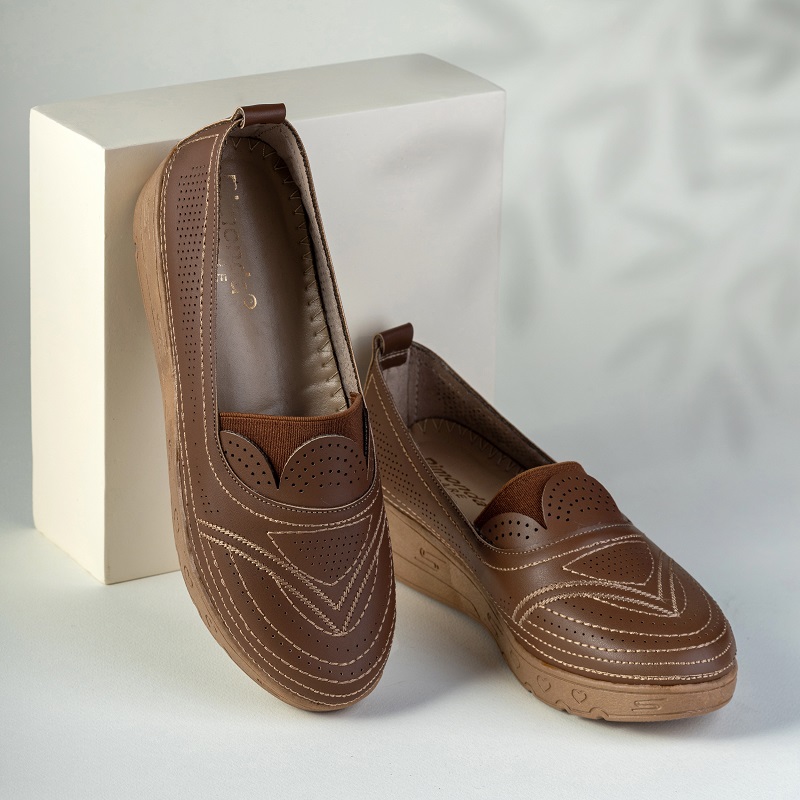 حذاء طبي نسائي بكعب من Rimonda Shoes – جلد نوبيك مطرز يدويًا