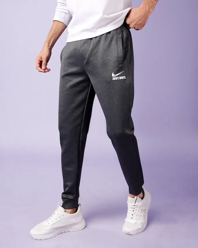 بنطلون NIKE رجالي خامة غطس – لوجو بارز وألوان مميزز