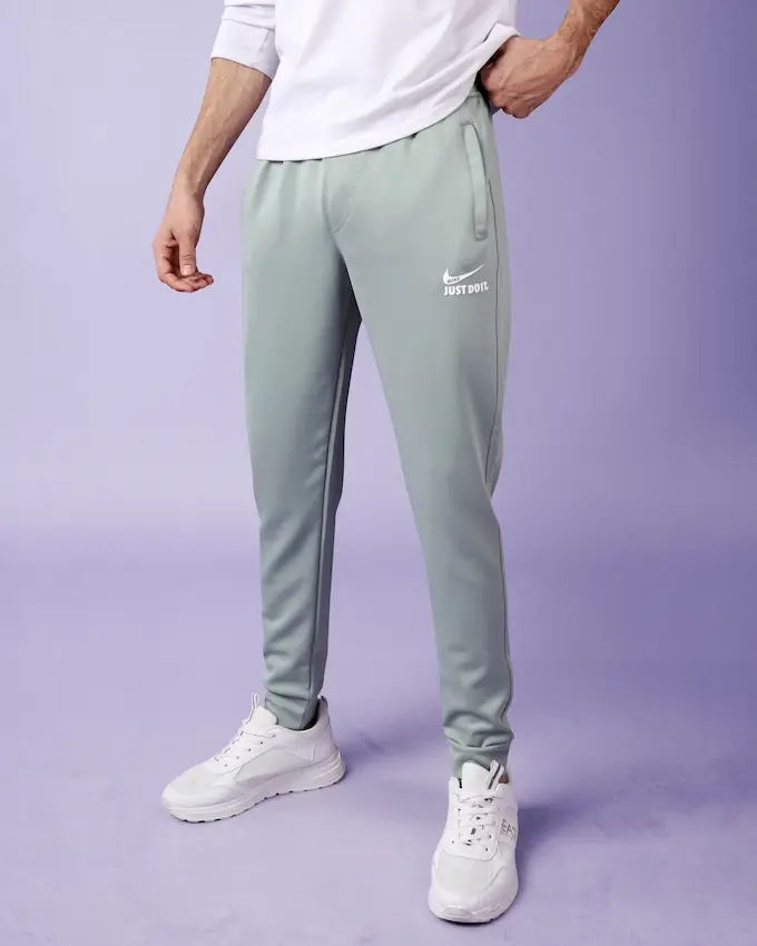 بنطلون NIKE رجالي خامة غطس – لوجو بارز وألوان مميزز