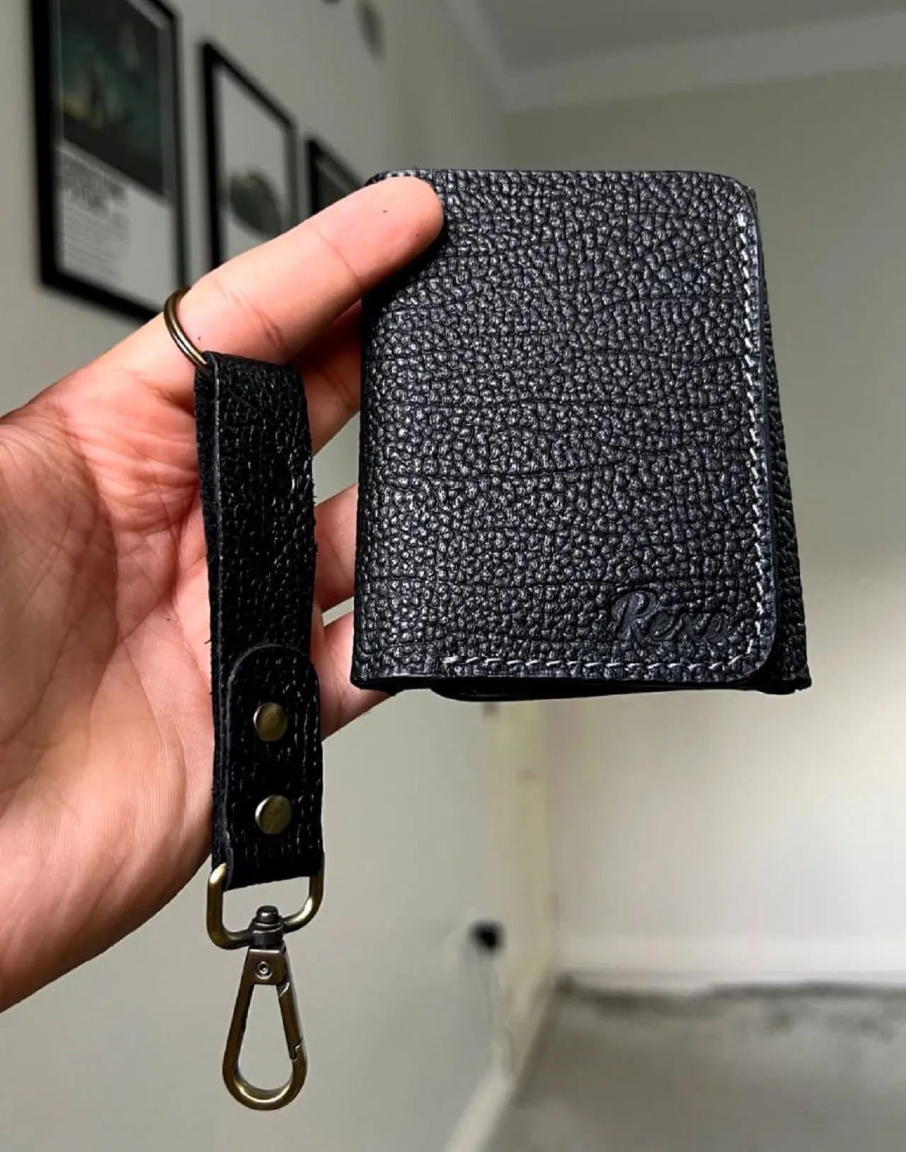 محفظة جلد REVO – تصميم أنيق مع ميدالية