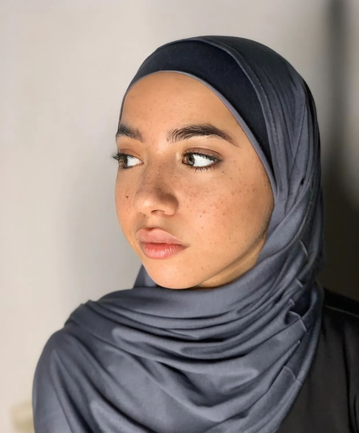 الطرحه الجل بالبندانه ( رمادي غامق )