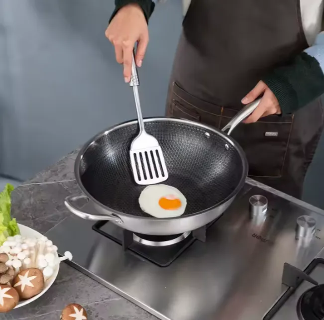 مقلاة كبيرة غير لاصقة بمقبض