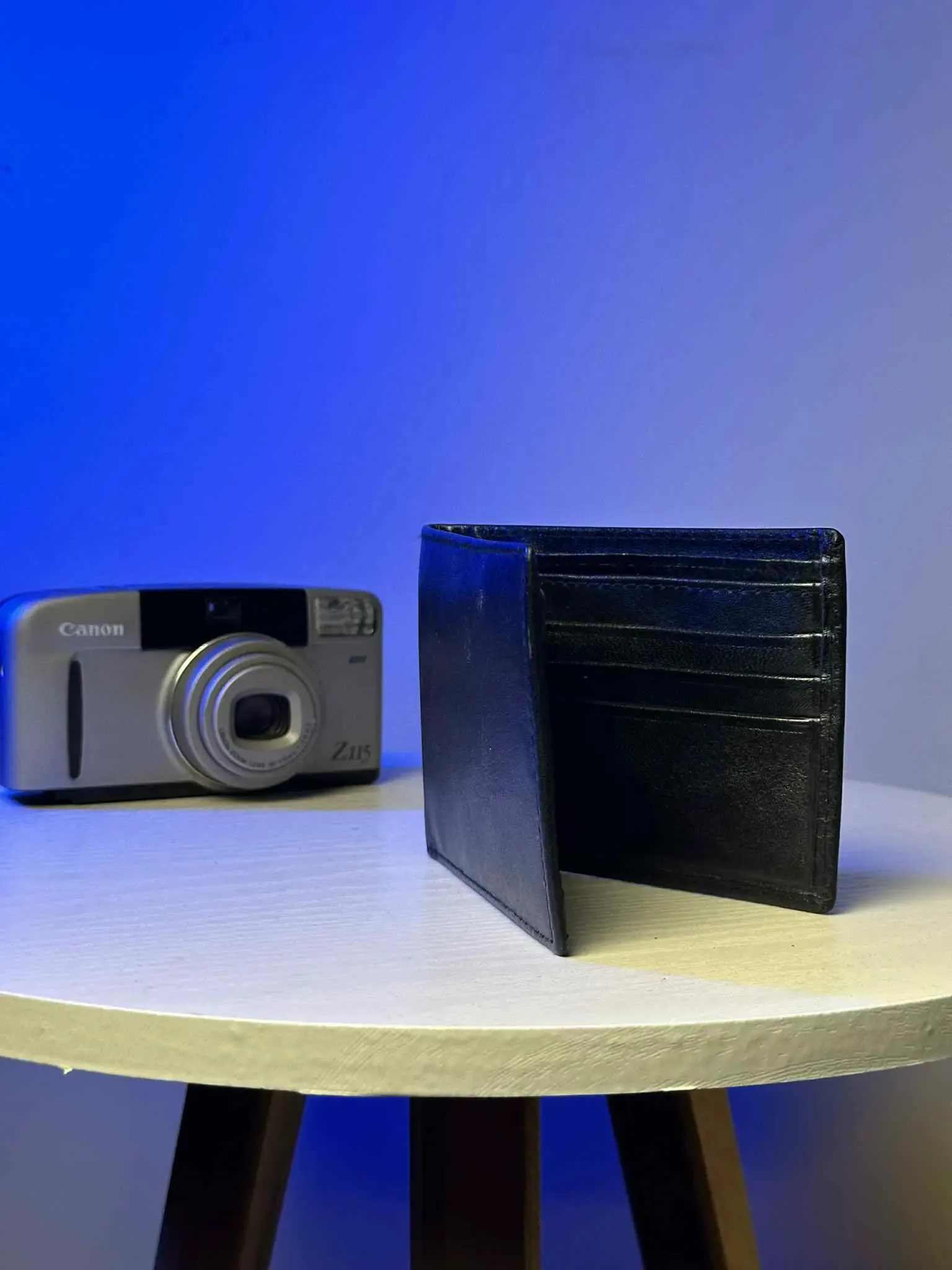 محفظة جلد طبيعي أسود أنيقة ومتينة