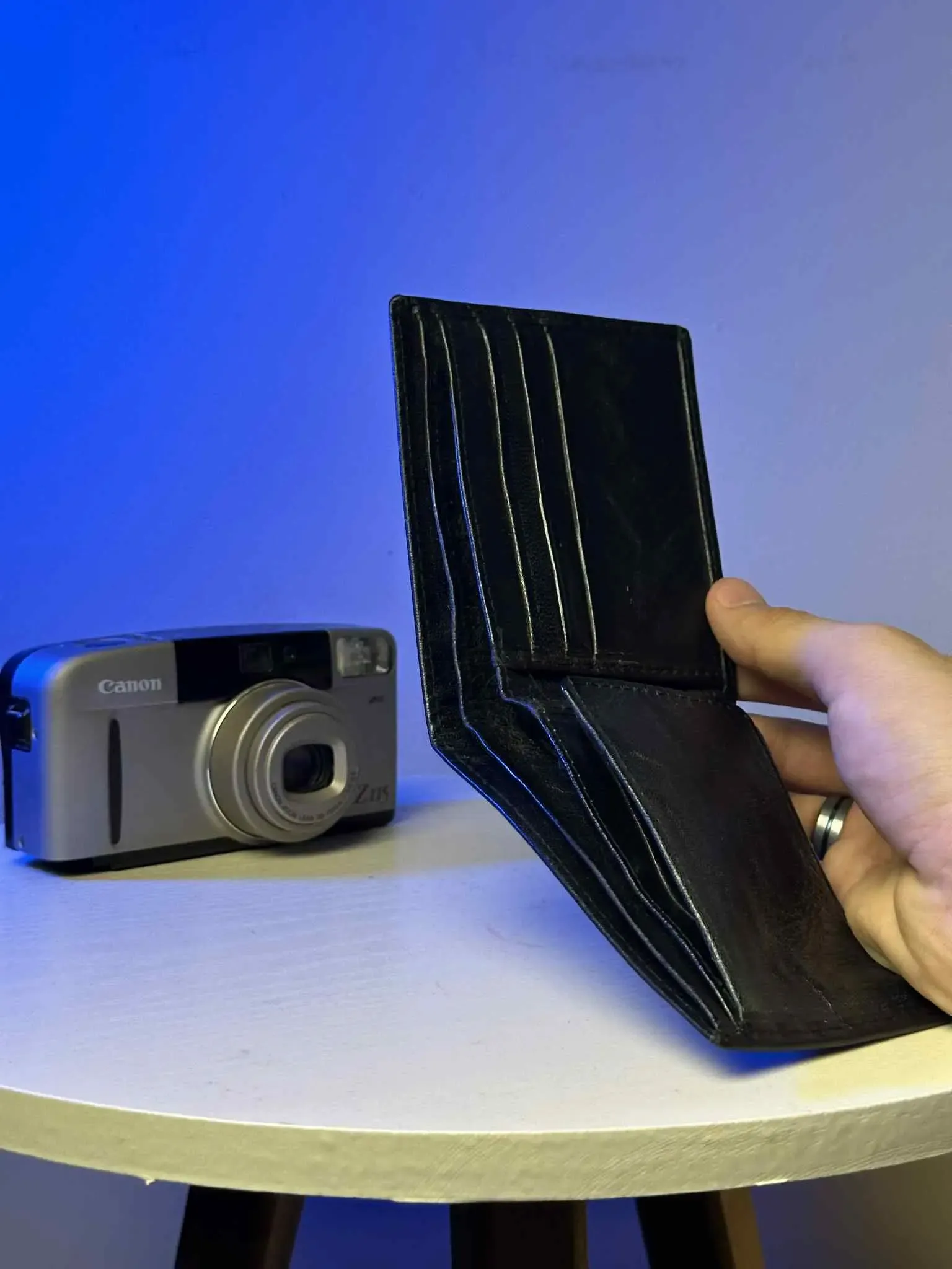 محفظة جلد طبيعي أسود أنيقة ومتينة