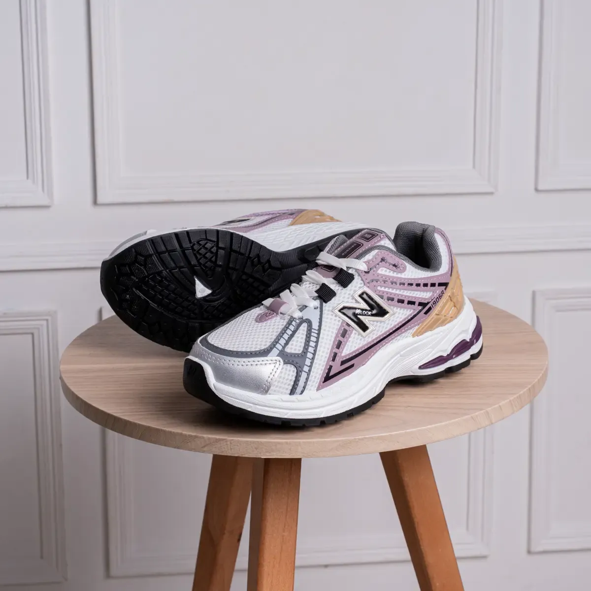 كوتشي New Balance حريمي بضمان سنة