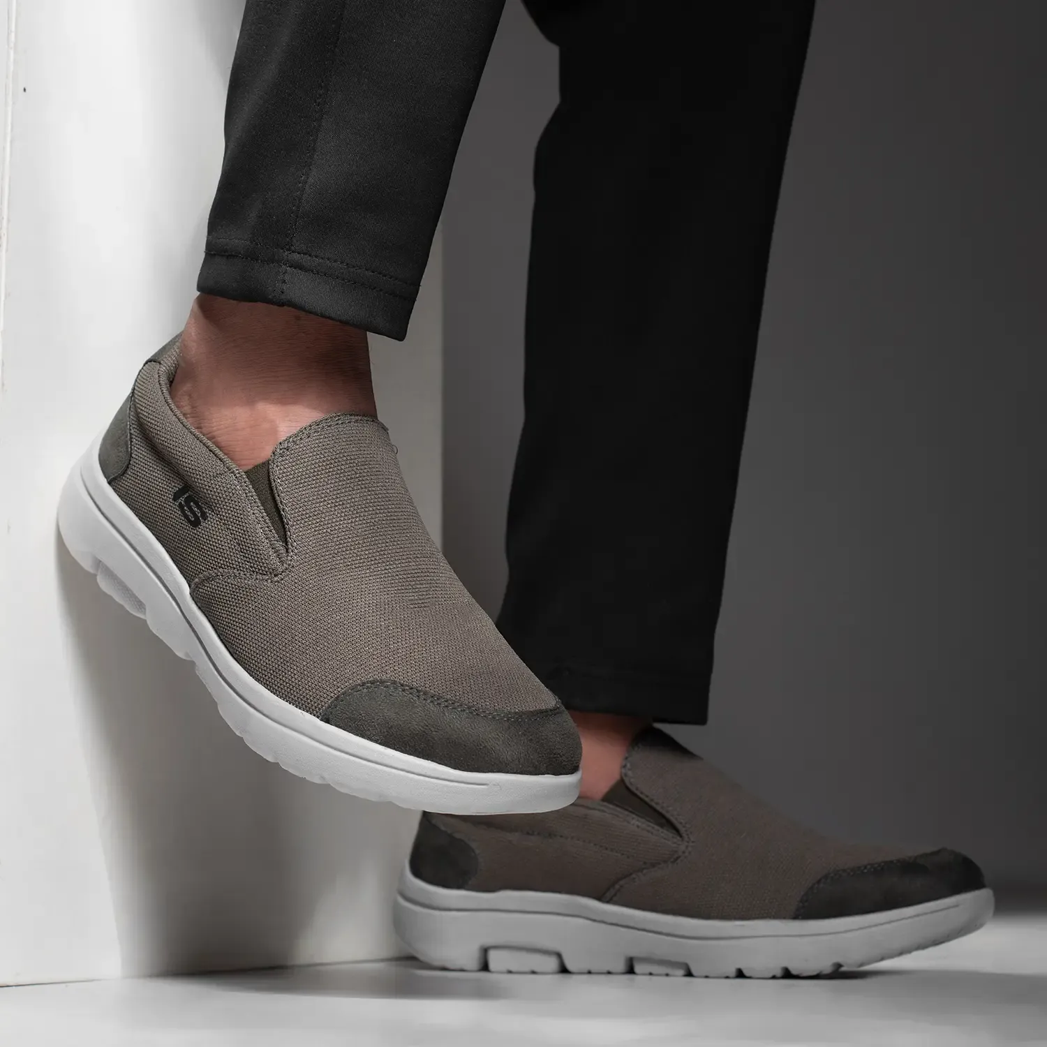 اسكيتشر رجالي تريكو ليكرا نعل ايفا طبي ميلانو M25 خفيف ومريح للمشي